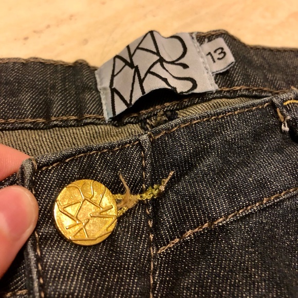 New AKADEMIKS Embroidered Roses Chain Hang Jeans - Picture 3 of 8